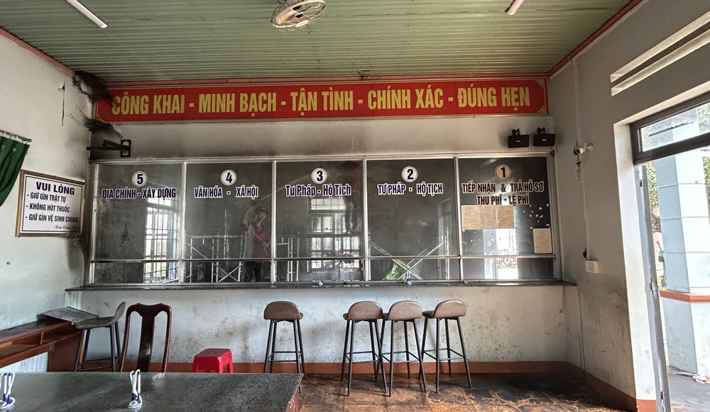 Bên trong bộ phận một cửa trụ sở UBND xã Ea Tiêu bị hư hỏng nặng. Ảnh: LÊ KIẾN