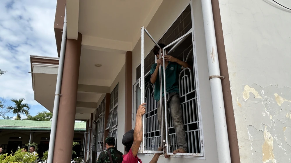 Đang sửa chữa lại trụ sở UBND xã Ea Tiêu. Ảnh: VŨ LONG