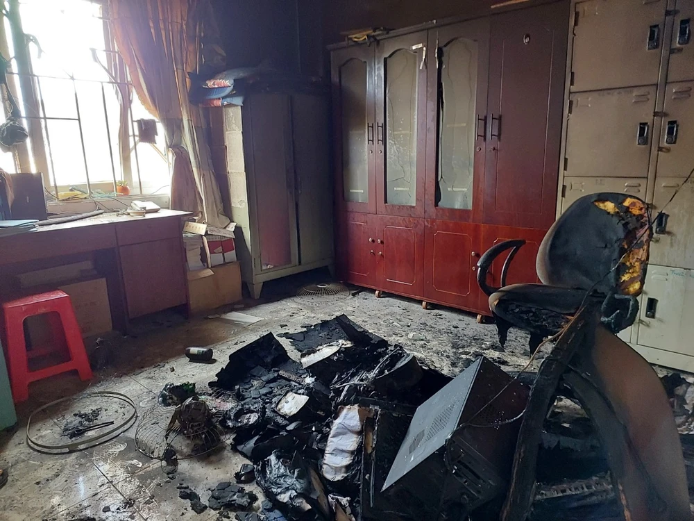 Nhiều thiết bị bị đốt cháy hoàn toàn. Ảnh: TA