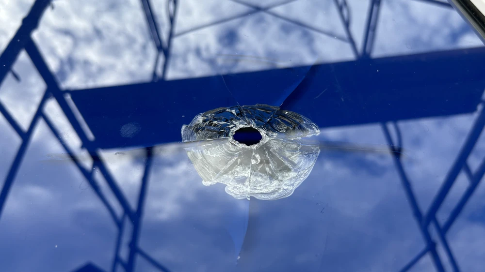 Một vết đạn bắn bên hông trụ sở UBND xã Ea Ktur. Ảnh: VŨ LONG