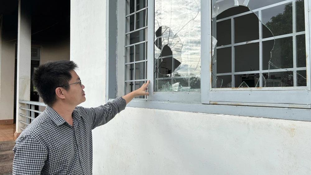 Một vị trí ở Ban chỉ huy quân sự xã Ea Ktur bị hư hỏng nặng. Ảnh: VŨ LONG