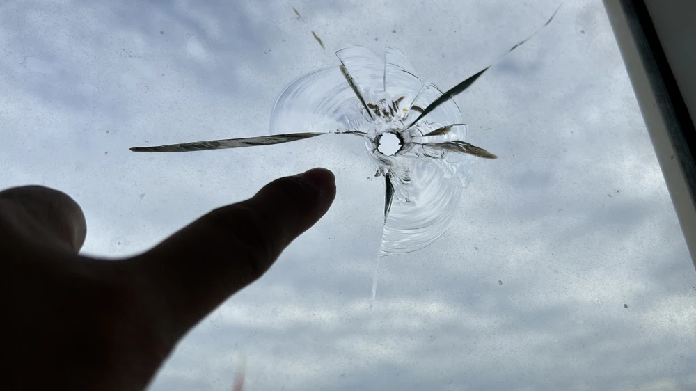 Một vết đạn ở tầng hai trụ sở UBND xã Ea Ktur. Ảnh: VŨ LONG