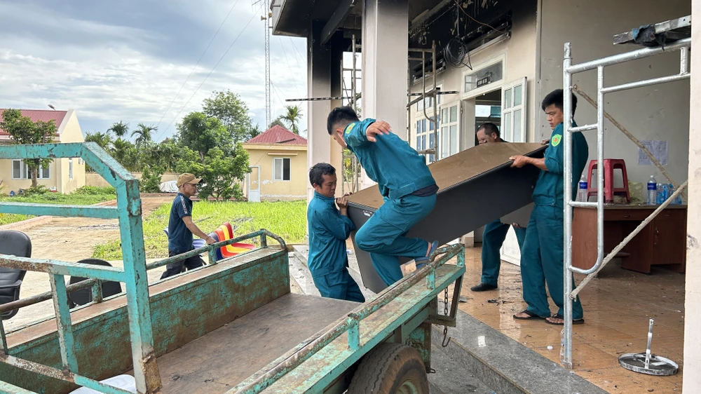 Dân quân xã dọn dẹp phòng làm việc. Ảnh: VŨ LONG