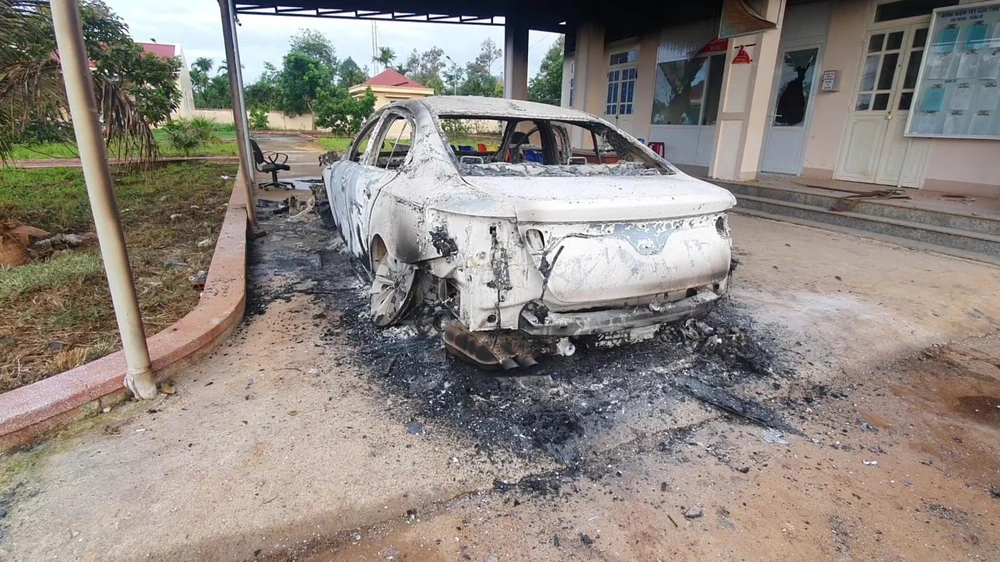 Xe ô tô của cán bộ công an xã Ea Ktur bị nhóm đối tượng đốt cháy. Ảnh: AX