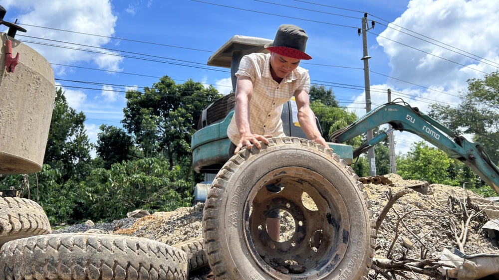 Lốp xe bị bắn, hoặc dùng dao chọc lủng. Ảnh: VŨ LONG