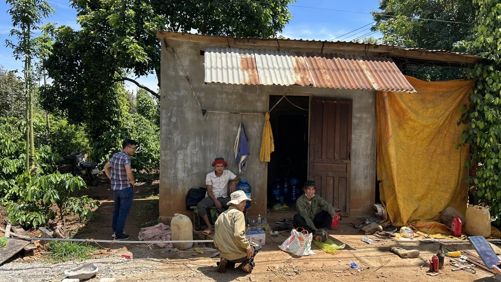 Nơi ở của nhóm công nhân. Ảnh: VŨ LONG