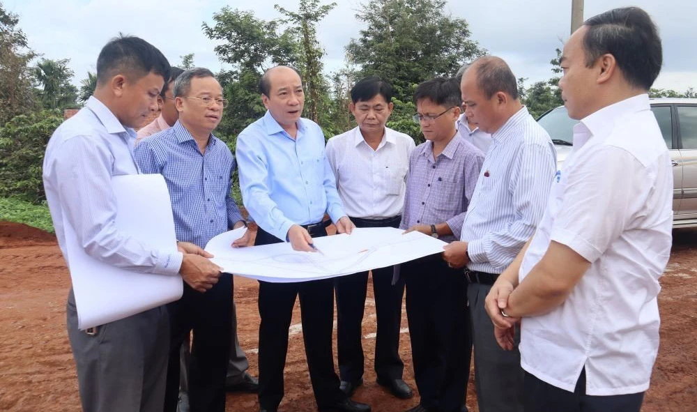 Chủ tịch UBND tỉnh Đắk Lắk Phạm Ngọc Nghị (thứ ba từ trái qua) kiểm tra vị trí dự kiến diễn ra lễ khởi công dự án thành phần 3. Ảnh: AX