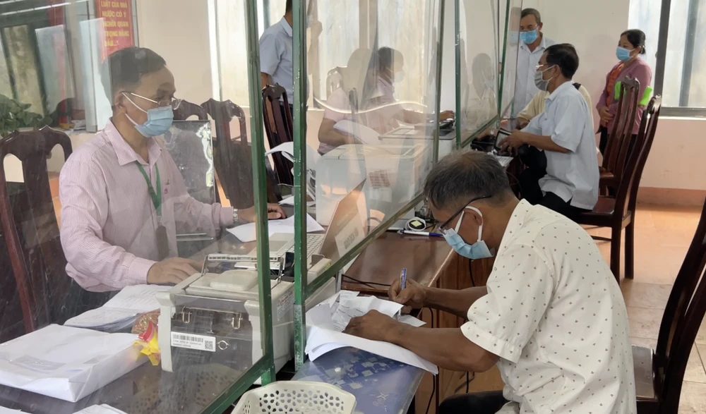 Người dân tại các quầy giao dịch của ngân hàng. Ảnh: VŨ LONG Người dân tại các quầy giao dịch của ngân hàng. Ảnh: VŨ LONG