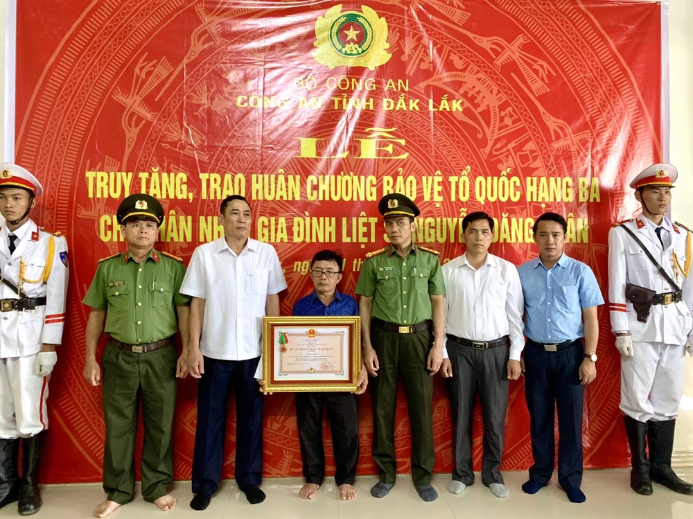 Lãnh đạo UBND tỉnh Đắk Lắk trao Huân chương Bảo vệ Tổ quốc hạng Ba cho thân nhân gia đình liệt sĩ, đại uý Nguyễn Đăng Nhân. Ảnh: AX