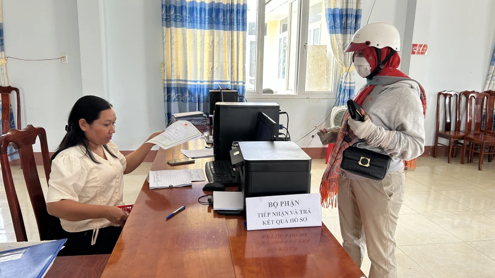 Người dân xã Ea Ktur làm thủ tục ở UBND xã. Ảnh: VŨ LONG Người dân xã Ea Ktur làm thủ tục ở UBND xã. Ảnh: VŨ LONG