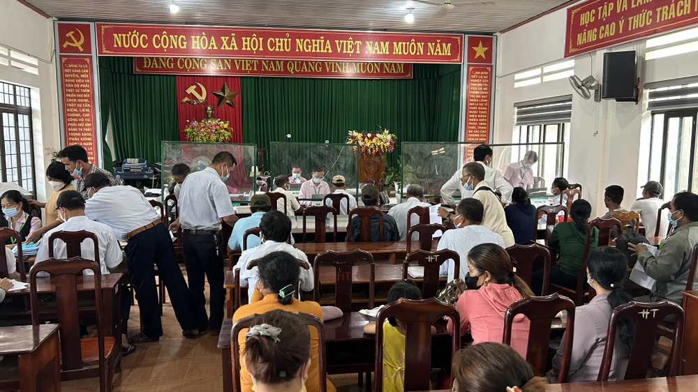 Người dân xã Ea Tiêu ngồi kín hội trường UBND xã. Ảnh: VŨ LONG Người dân xã Ea Tiêu ngồi kín hội trường UBND xã. Ảnh: VŨ LONG