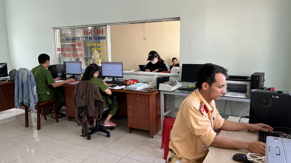 Người dân đến làm việc tại phòng tiếp dân Công an xã Ea Tiêu. Ảnh: VŨ LONG Người dân đến làm việc tại phòng tiếp dân Công an xã Ea Tiêu. Ảnh: VŨ LONG