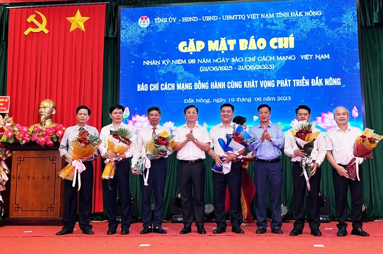 Lãnh đạo tỉnh Đắk Nông tặng hoa chúc mừng các cơ quan báo chí. Ảnh: VŨ LONG