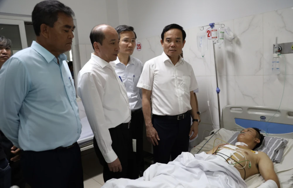 Phó thủ tướng Trần Lưu Quang thăm chiến sĩ bị thương đang cấp cứu ở Bệnh viện Đa khoa vùng Tây Nguyên. Ảnh: TA