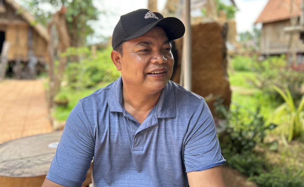 Già làng Ama Denny trao đổi với PV. Ảnh: VŨ LONG