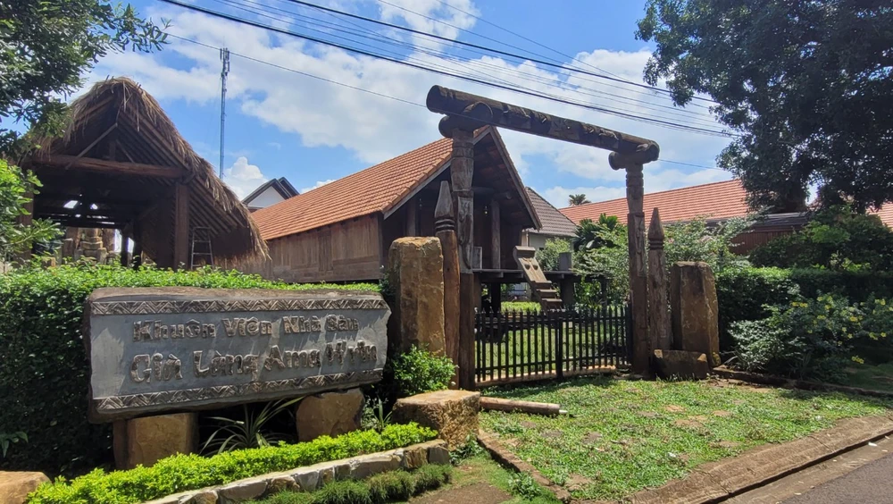 Khuôn viên nhà sản của già làng Ama H'Rin. Ảnh: VŨ LONG