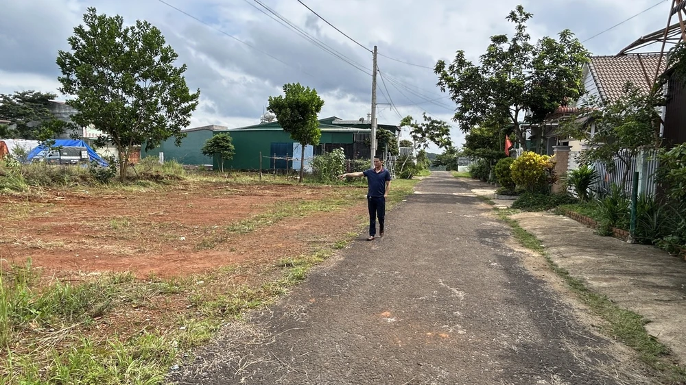 Khu đất trống nằm trong 53 lô đất giao cho cán bộ ngân hàng. Ảnh: VŨ LONG