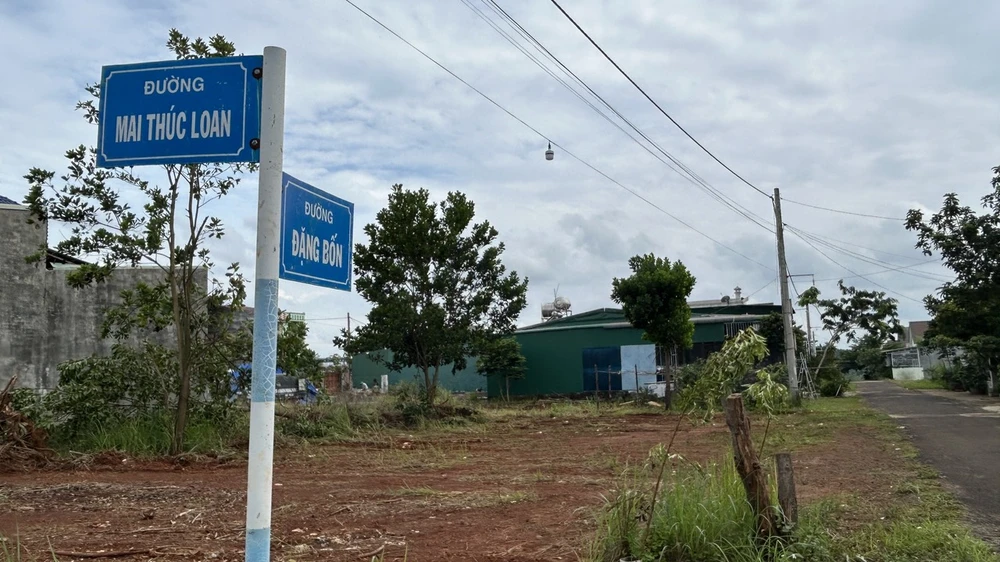 Khu vực đất giao cho cán bộ ngân hàng đã được xây dựng xong cơ sở hạ tầng, người dân đã xây dựng nhà. Ảnh: VŨ LONG