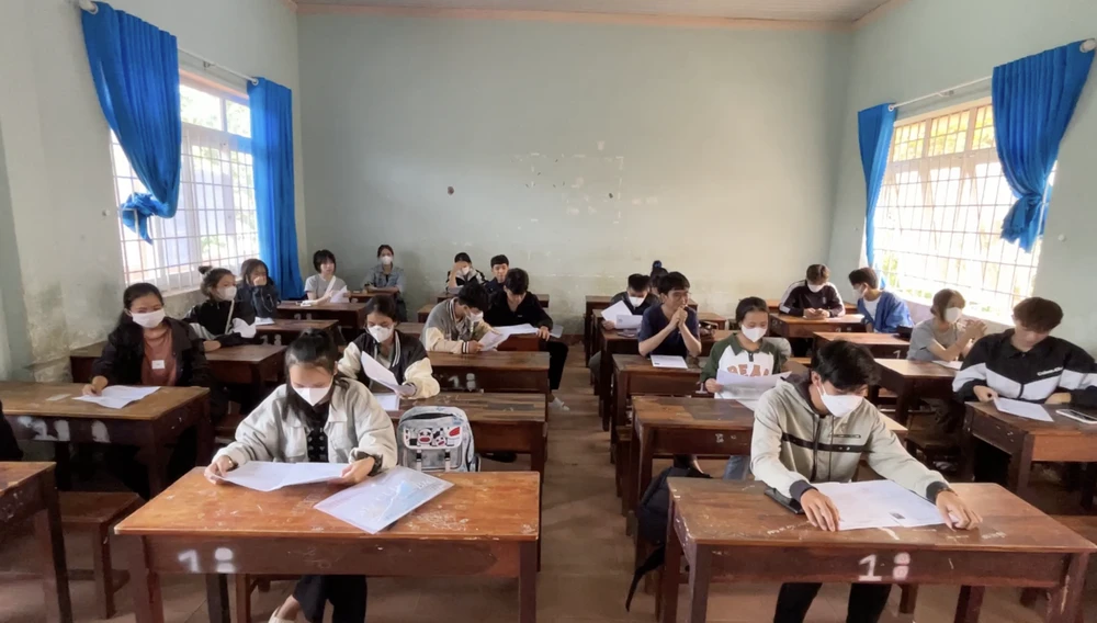 Học sinh có mặt đúng giờ để làm thủ tục dự thi. Ảnh: VŨ LONG