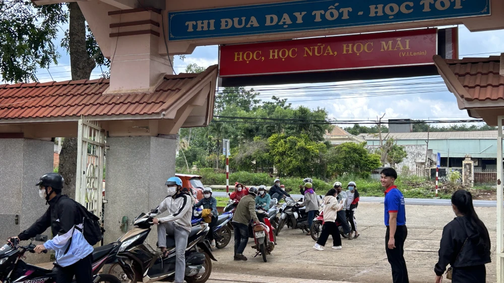 Bên ngoài cổng trường THPT Việt Đức. Ảnh: VŨ LONG