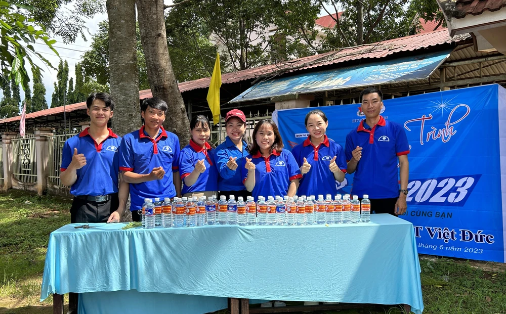 Đội tình nguyện của Huyện Đoàn Cư Kuin. Ảnh: VŨ LONG
