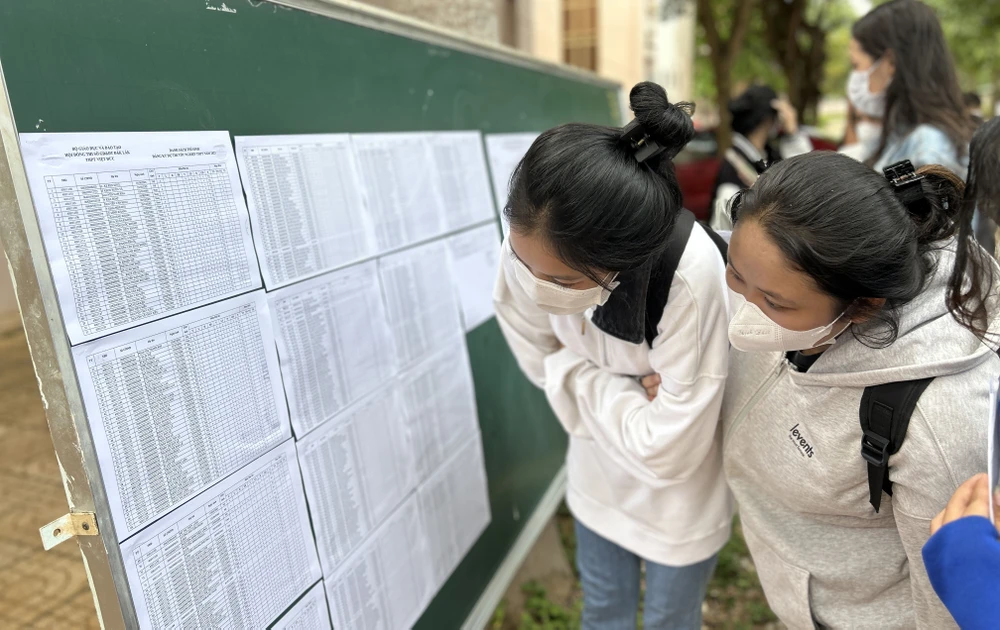 Học sinh xem danh sách tại điểm thi trường THPT Việt Đức. Ảnh: VŨ LONG