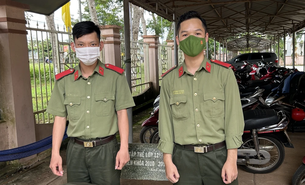 Lực lượng công an có mặt ở điểm thi trường THPT Việt Đức. Ảnh: VŨ LONG