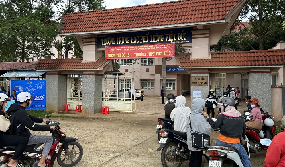 Phụ huynh và học sinh trước cổng trường THPT Việt Đức. Ảnh: VŨ LONG