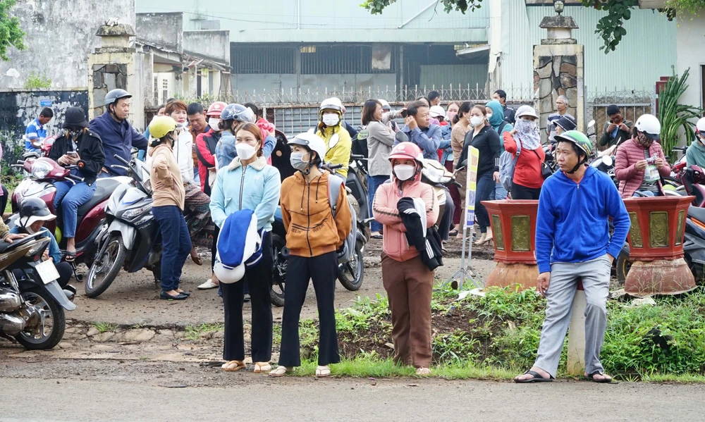 Phụ huynh chờ con thi ở khu vực đối diện trường THPT Việt Đức. Ảnh: VŨ LONG