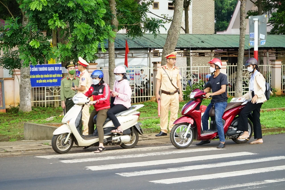 Phụ huynh chờ con đến điểm thi. Ảnh: VŨ LONG
