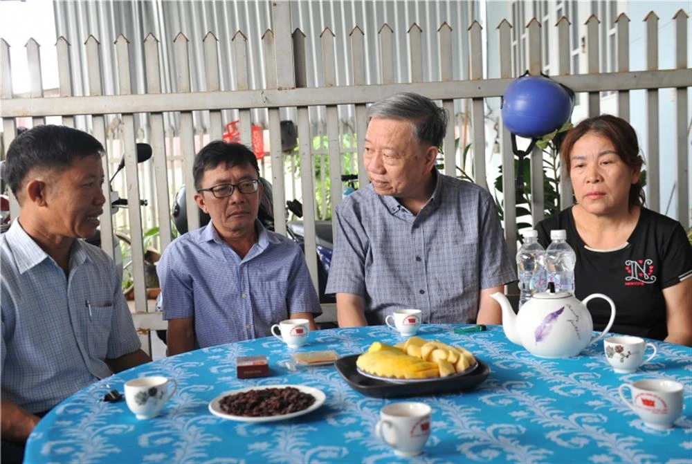 Bộ trưởng Tô Lâm thăm hỏi thân nhân gia đình liệt sĩ. Ảnh: bocongan.gov.vn