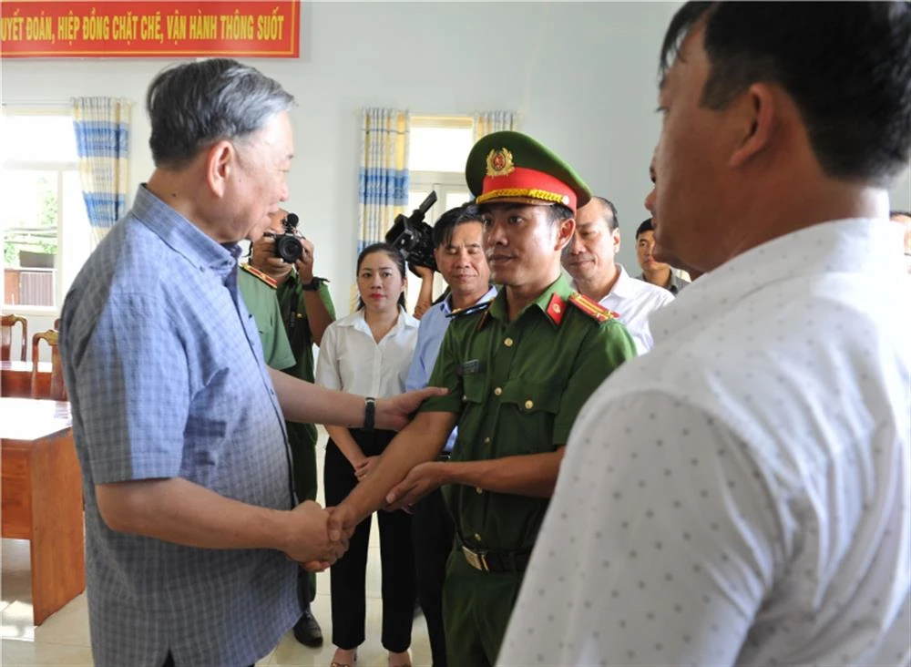 Bộ trưởng Bộ Công an Tô Lâm thăm hỏi, động viên cán bộ chiến sĩ Công an xã Ea Ktur. bocongan.gov.vn