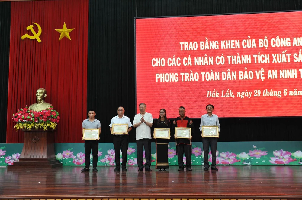 Bộ trưởng Tô Lâm tặng bằng khen cho năm người dân. Ảnh: SĐ