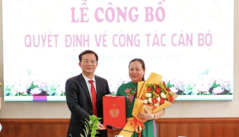 Tân giám đốc Sở Y tế Đắk Nông Võ Thị Ái Liễu (bên phải). Ảnh: NĐ