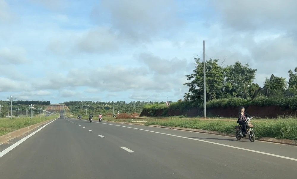 Người phụ nữ điều khiển xe điện đi ngược chiều, không đội mũ bảo hiểm. Ảnh: VŨ LONG