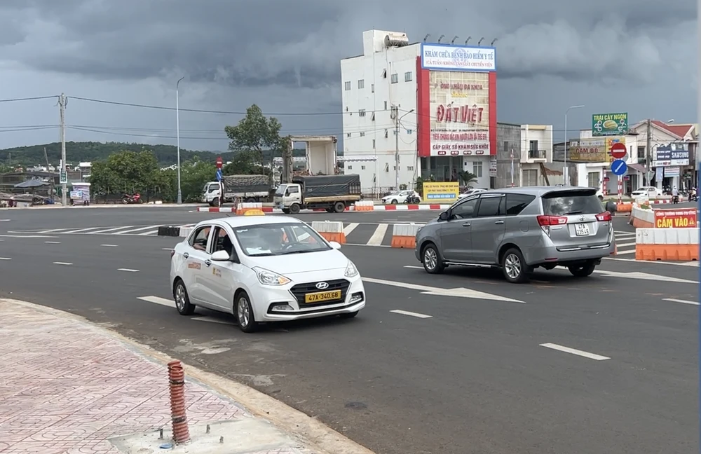 Ô tô đi vào đường có cắm biển cấm vào. Ảnh: VŨ LONG