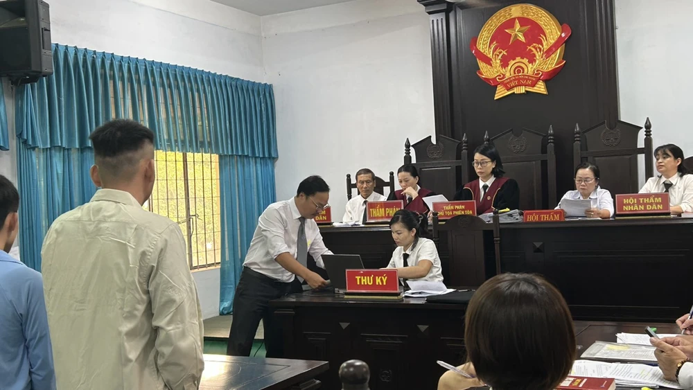 Luật sư cung cấp bằng chứng vi phạm tố tụng của vụ án. Ảnh: VŨ LONG