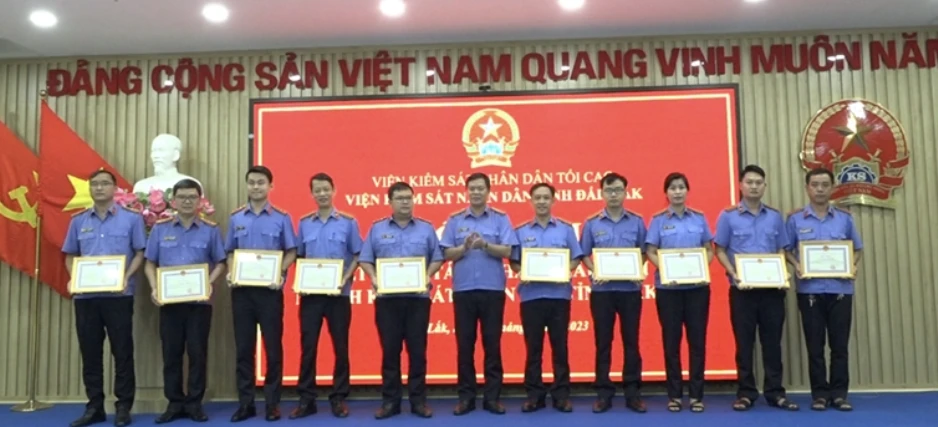 Tập thể Phòng 2 và 14 cá nhân được Viện trưởng VKSND tỉnh Đắk Lắk khen thưởng đột xuất. Ảnh: VKS