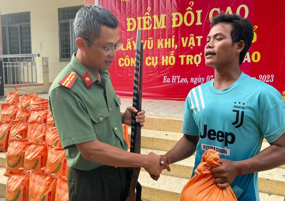 Người dân giao nộp súng để nhận gạo. Ảnh: CACC