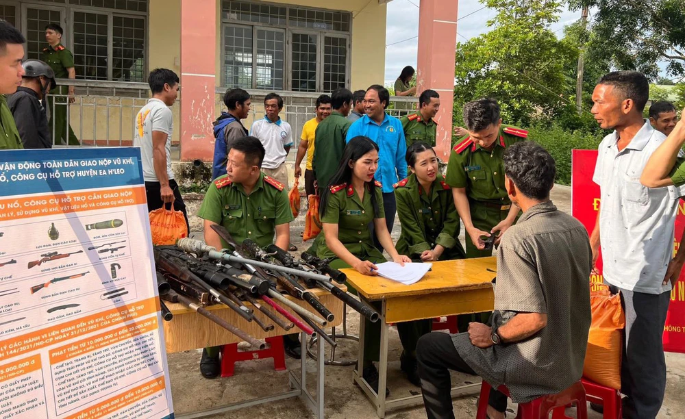 Người dân nườm nượp tới điểm giao nộp vũ khí, công cụ hỗ trợ. Ảnh: CACC