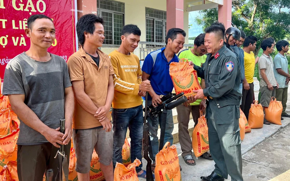 Công an huyện Ea Hleo đổi gạo lấy súng. Ảnh: CACC