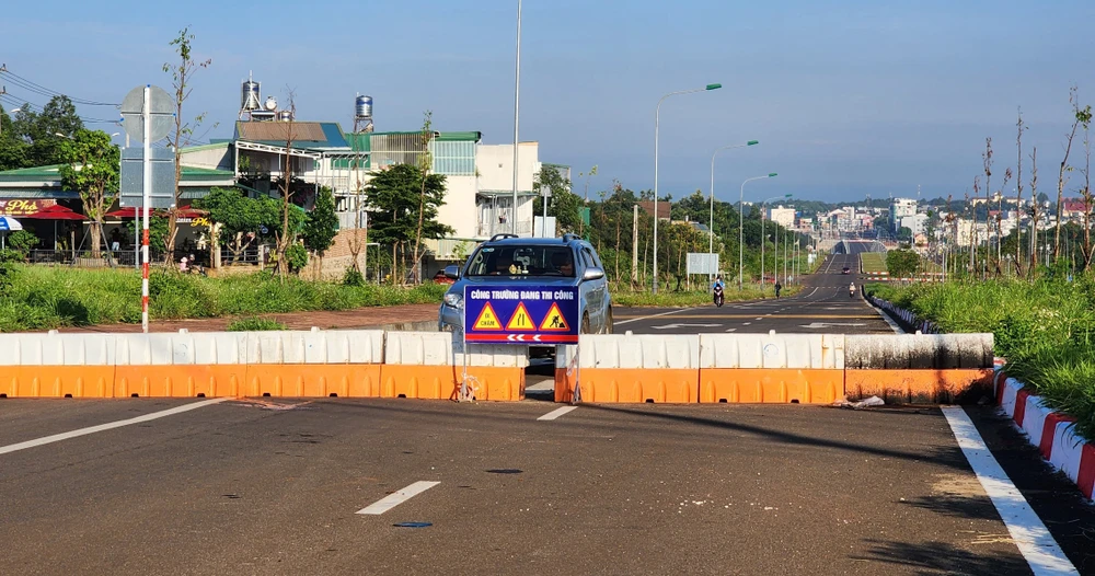 Các phương tiện vẫn di chuyển vào khu vực đường bị chắn. Ảnh: VŨ LONG