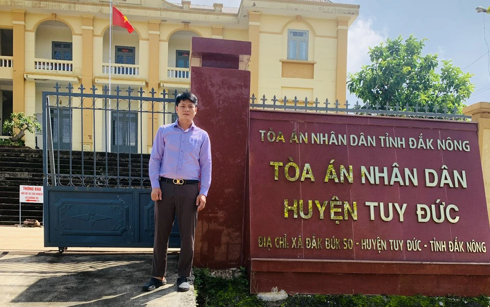 Bị cáo Võ Tư Thiệt đến trụ sở TAND huyện Tuy Đức. Ảnh: XH