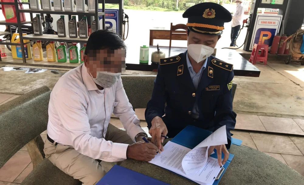 Các cơ sở kinh doanh xăng dầu ở Đắk Lắk ký cam kết không vi phạm trong hoạt động kinh doanh xăng dầu. Ảnh: MT