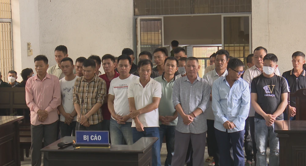 Các bị cáo tại phiên tòa sơ thẩm. Ảnh: NT