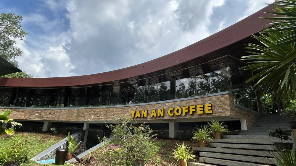 Khu vực xây quán cà phê. Ảnh: VŨ LONG