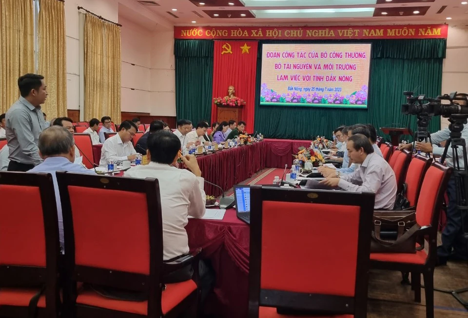 Đoàn công tác của Bộ Công Thương, Bộ TN&amp;MT làm việc với lãnh đạo tỉnh Đắk Nông. Ảnh: TNT