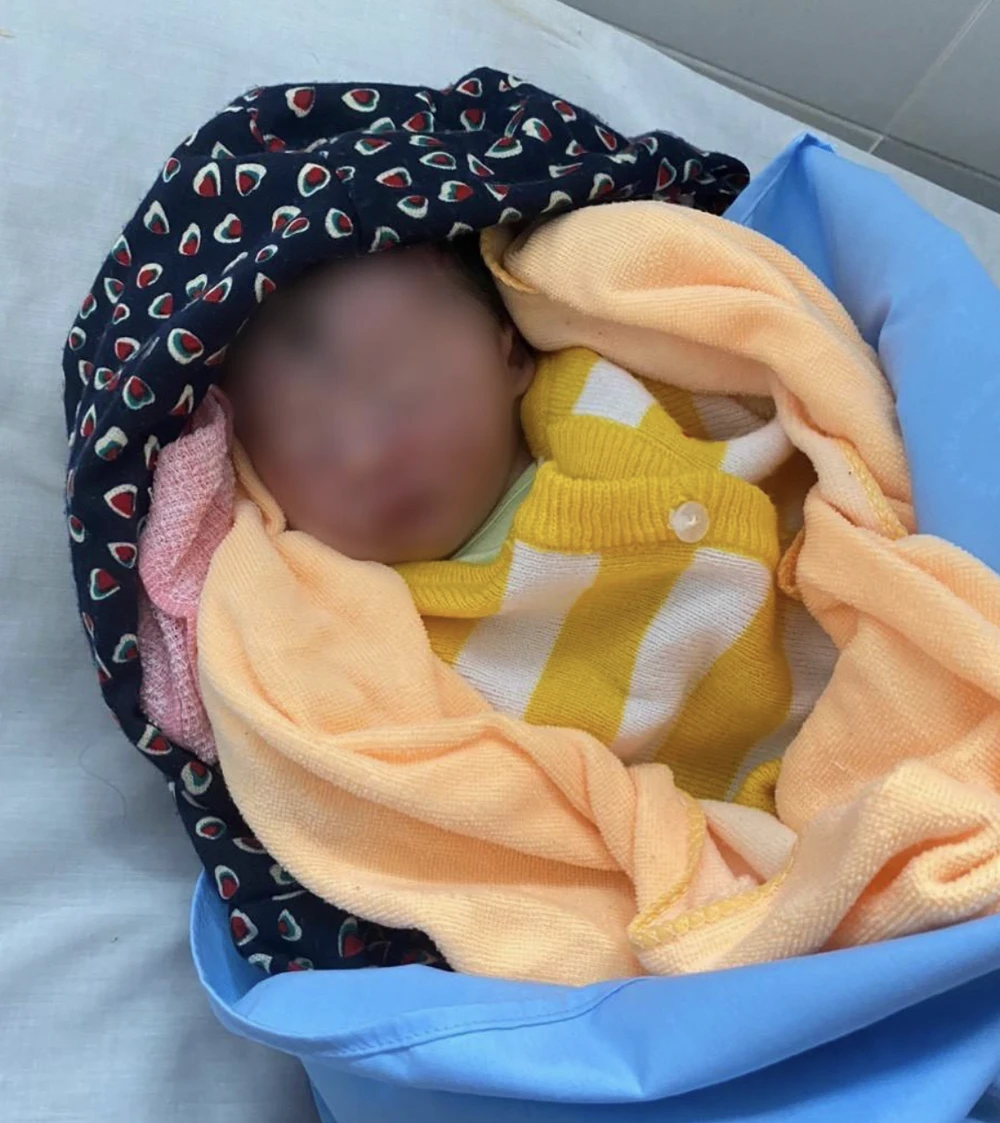 Bé trai một ngày tuổi được người dân phát hiện. Ảnh: CACC