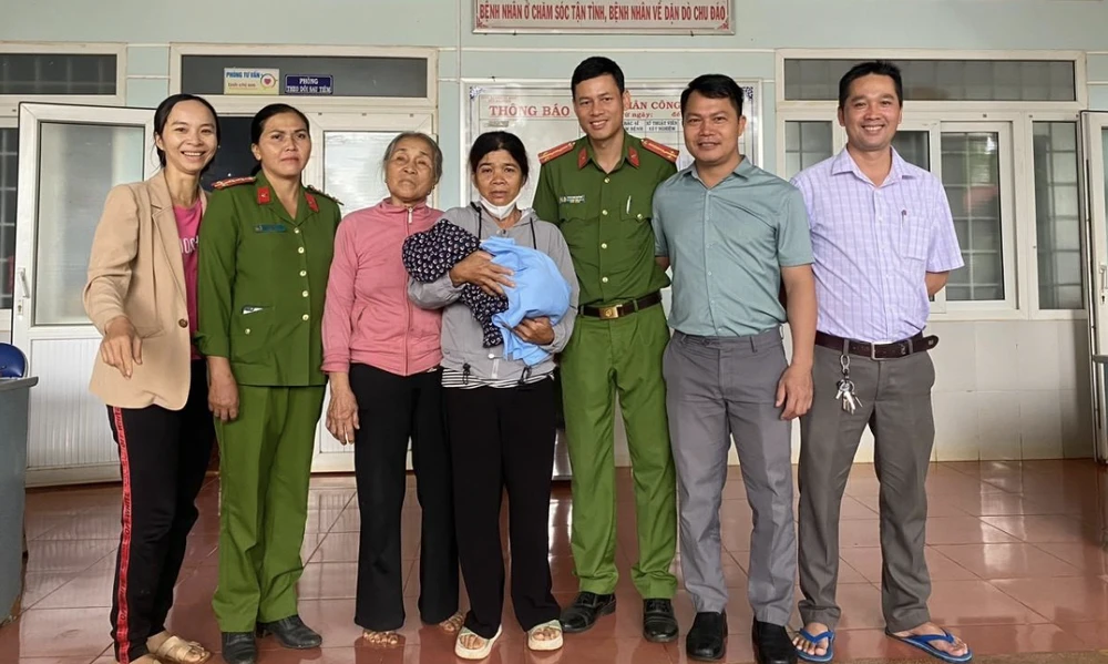 Cháu bé được đưa đi sơ cứu ở trạm y tế xã Ea Bhốk. Ảnh: CACC