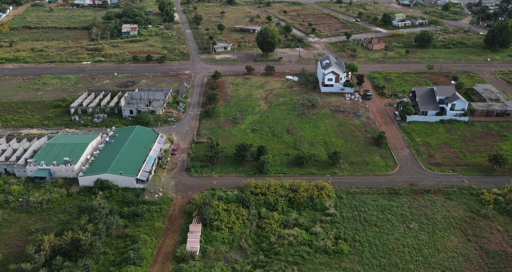 Dù chưa được giao đất nhưng Công ty Nam Sơn đã xây dựng hàng chục căn nhà để bán. Ảnh: VŨ LONG